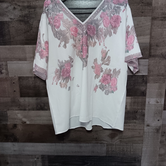 Floral Print V-Neck Women's Top - Picture 3 of 4
